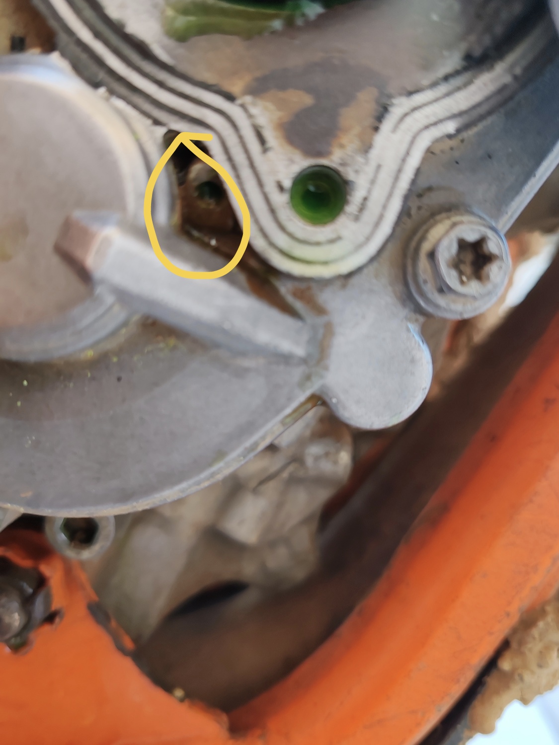Fuite de liquide de refroidissement au niveau de la pompe à eau