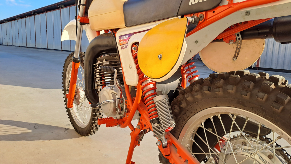 Photo ancrage béquille centrale ktm 1979 80